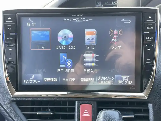 トヨタ ヴォクシー ZS 煌Ⅱ 熊本県 2017(平29)年 8.6万km ホワイトパールクリスタルシャイン アルパインナビ/・AM/FM/CD/DVD/BT/SD/・フルセグTV/・バックカメラ/衝突軽減ブレーキ/レーンキープアシスト/オートハイビーム/横滑り防止装置/アイドリングストップ/両側パワースライドドア/ETC/オートライト/LEDヘッドライト/革巻きステアリング/・ステアリングスイッチ/電動格納ミラー/ウインカーミラー/社外フロアマット/ドアバイザー/純正アルミホイール/プッシュスタート/スペアキー