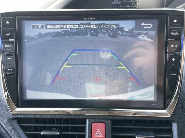 トヨタ ヴォクシー ZS 煌Ⅱ 熊本県 2017(平29)年 8.6万km ホワイトパールクリスタルシャイン アルパインナビ/・AM/FM/CD/DVD/BT/SD/・フルセグTV/・バックカメラ/衝突軽減ブレーキ/レーンキープアシスト/オートハイビーム/横滑り防止装置/アイドリングストップ/両側パワースライドドア/ETC/オートライト/LEDヘッドライト/革巻きステアリング/・ステアリングスイッチ/電動格納ミラー/ウインカーミラー/社外フロアマット/ドアバイザー/純正アルミホイール/プッシュスタート/スペアキー