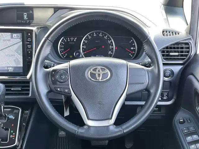 トヨタ ヴォクシー ZS 煌Ⅱ 熊本県 2017(平29)年 8.6万km ホワイトパールクリスタルシャイン アルパインナビ/・AM/FM/CD/DVD/BT/SD/・フルセグTV/・バックカメラ/衝突軽減ブレーキ/レーンキープアシスト/オートハイビーム/横滑り防止装置/アイドリングストップ/両側パワースライドドア/ETC/オートライト/LEDヘッドライト/革巻きステアリング/・ステアリングスイッチ/電動格納ミラー/ウインカーミラー/社外フロアマット/ドアバイザー/純正アルミホイール/プッシュスタート/スペアキー