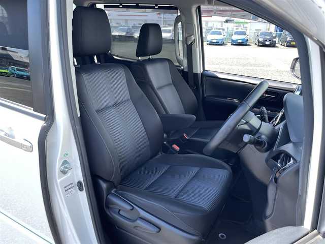 トヨタ ヴォクシー ZS 煌Ⅱ 熊本県 2017(平29)年 8.6万km ホワイトパールクリスタルシャイン アルパインナビ/・AM/FM/CD/DVD/BT/SD/・フルセグTV/・バックカメラ/衝突軽減ブレーキ/レーンキープアシスト/オートハイビーム/横滑り防止装置/アイドリングストップ/両側パワースライドドア/ETC/オートライト/LEDヘッドライト/革巻きステアリング/・ステアリングスイッチ/電動格納ミラー/ウインカーミラー/社外フロアマット/ドアバイザー/純正アルミホイール/プッシュスタート/スペアキー