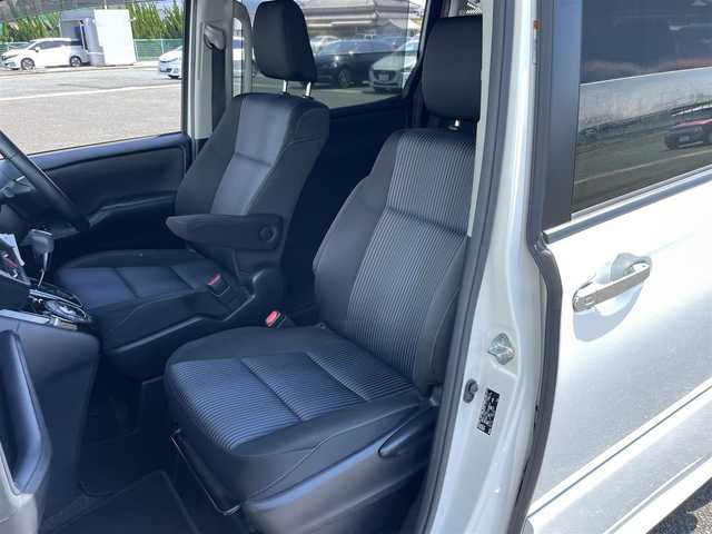 トヨタ ヴォクシー ZS 煌Ⅱ 熊本県 2017(平29)年 8.6万km ホワイトパールクリスタルシャイン アルパインナビ/・AM/FM/CD/DVD/BT/SD/・フルセグTV/・バックカメラ/衝突軽減ブレーキ/レーンキープアシスト/オートハイビーム/横滑り防止装置/アイドリングストップ/両側パワースライドドア/ETC/オートライト/LEDヘッドライト/革巻きステアリング/・ステアリングスイッチ/電動格納ミラー/ウインカーミラー/社外フロアマット/ドアバイザー/純正アルミホイール/プッシュスタート/スペアキー