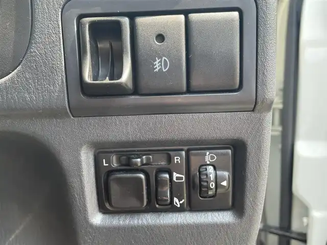 スズキ ジムニー ランドベンチャー 道央・札幌 2014(平26)年 6万km パールホワイト ・４WD/・社外ナビ/　CD＆USB＆SD＆TV/・シートヒーター/・ミラーヒーター/・ETC/・電動格納ミラー/・ステアリングスイッチ/・純正フロアマット/・ドアバイザー/・ウィンカーミラー/・背面タイヤ/・背面タイヤカバー/・純正AW＆夏タイヤ積込/・リモコンキー/・フォグライト