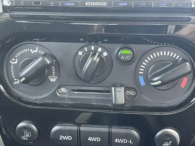 スズキ ジムニー ランドベンチャー 道央・札幌 2014(平26)年 6万km パールホワイト ・４WD/・社外ナビ/　CD＆USB＆SD＆TV/・シートヒーター/・ミラーヒーター/・ETC/・電動格納ミラー/・ステアリングスイッチ/・純正フロアマット/・ドアバイザー/・ウィンカーミラー/・背面タイヤ/・背面タイヤカバー/・純正AW＆夏タイヤ積込/・リモコンキー/・フォグライト