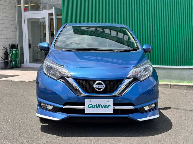 日産 ノート e－パワー メダリスト 宮城県 2016(平28)年 7万km シャイニングブルー プレミアムホワイトインテリアパッケージ/・シルバー加飾付革巻きステアリングホイール/・ダークブラウンアクセント入ホワイト合皮シート/インテリジェントアラウンドビューモニターセット/・踏み間違い衝突防止アシスト/・フロント＆バックソナー/・インテリジェントアラウンドビューモニター（スマートルームミラー）/＝＝＝/インテリジェントエマージェンシーブレーキ/車線逸脱警報/純正7インチナビ/(フルセグTV/CD/DVD/SD/BT/AUX/HDMI)/ドライブレコーダー/オートエアコン/ドライブセレクト/革巻きステアリング/ステアリングスイッチ/オートライト/プッシュスタート＆スマートキー/ウインカー付き電動格納ミラー/ふらつき防止/ドアバイザー/LEDヘッドライト/フォグランプ/純正フロアマット/純正15インチAW