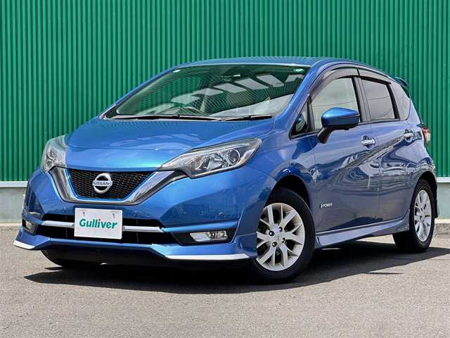 日産 ノート e－パワー メダリスト 宮城県 2016(平28)年 7万km シャイニングブルー プレミアムホワイトインテリアパッケージ/・シルバー加飾付革巻きステアリングホイール/・ダークブラウンアクセント入ホワイト合皮シート/インテリジェントアラウンドビューモニターセット/・踏み間違い衝突防止アシスト/・フロント＆バックソナー/・インテリジェントアラウンドビューモニター（スマートルームミラー）/＝＝＝/インテリジェントエマージェンシーブレーキ/車線逸脱警報/純正7インチナビ/(フルセグTV/CD/DVD/SD/BT/AUX/HDMI)/ドライブレコーダー/オートエアコン/ドライブセレクト/革巻きステアリング/ステアリングスイッチ/オートライト/プッシュスタート＆スマートキー/ウインカー付き電動格納ミラー/ふらつき防止/ドアバイザー/LEDヘッドライト/フォグランプ/純正フロアマット/純正15インチAW