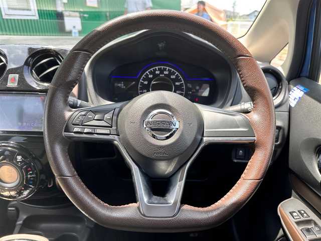 日産 ノート e－パワー メダリスト 宮城県 2016(平28)年 7万km シャイニングブルー プレミアムホワイトインテリアパッケージ/・シルバー加飾付革巻きステアリングホイール/・ダークブラウンアクセント入ホワイト合皮シート/インテリジェントアラウンドビューモニターセット/・踏み間違い衝突防止アシスト/・フロント＆バックソナー/・インテリジェントアラウンドビューモニター（スマートルームミラー）/＝＝＝/インテリジェントエマージェンシーブレーキ/車線逸脱警報/純正7インチナビ/(フルセグTV/CD/DVD/SD/BT/AUX/HDMI)/ドライブレコーダー/オートエアコン/ドライブセレクト/革巻きステアリング/ステアリングスイッチ/オートライト/プッシュスタート＆スマートキー/ウインカー付き電動格納ミラー/ふらつき防止/ドアバイザー/LEDヘッドライト/フォグランプ/純正フロアマット/純正15インチAW