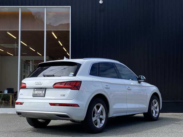 アウディ Ｑ５ 2．0TFSIクワトロ エアサス 福岡県 2019(令1)年 2.9万km グレイシアホワイトメタリック バーチャルコックピット　/アダプティブクルーズコントロール/レーンキープアシスト/ブラインドスポットモニター/アシスタンスパッケージ/純正ナビ/Applecarplay/androidauto/フルセグTV/全方位カメラ/Bluetooth/パワーバックドア/360°ドライブレコーダー/純正18インチアルミホイール/ETC/取扱説明書/保証書