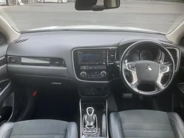 三菱 アウトランダー ＰＨＥＶ G ナビパッケージ 埼玉県 2015(平27)年 10.1万km シルキーホワイト (株)IDOMが運営する【じしゃロン鳩ヶ谷店】の自社ローン専用車両になりますこちらは現金またはオートローンご利用時の価格です。自社ローンご希望の方は別途その旨お申付け下さい/プラグインハイブリッド/4WD/純正SDナビ/純正フルセグTV/マルチアラウンドモニター/ACC(レーダークルーズコントロールシステム)/パワーバックドア/プッシュスタート/ETC/FCM(衝突被害軽減ブレーキシステム)/純正18インチAW/ハーフレザーシート/運転席パワーシート/前席シートヒーター/純正LEDヘッドライト/パドルシフト/革巻ステアリング/ステアリングヒーター/ウインカーミラー/フォグランプ