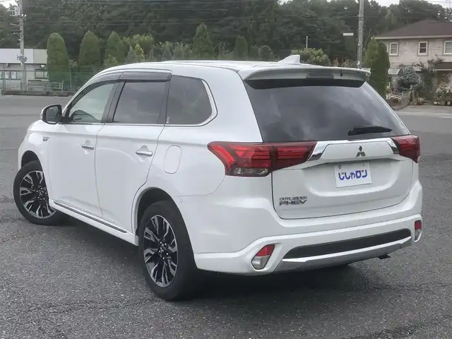 三菱 アウトランダー ＰＨＥＶ G ナビパッケージ 埼玉県 2015(平27)年 10.1万km シルキーホワイト (株)IDOMが運営する【じしゃロン鳩ヶ谷店】の自社ローン専用車両になりますこちらは現金またはオートローンご利用時の価格です。自社ローンご希望の方は別途その旨お申付け下さい/プラグインハイブリッド/4WD/純正SDナビ/純正フルセグTV/マルチアラウンドモニター/ACC(レーダークルーズコントロールシステム)/パワーバックドア/プッシュスタート/ETC/FCM(衝突被害軽減ブレーキシステム)/純正18インチAW/ハーフレザーシート/運転席パワーシート/前席シートヒーター/純正LEDヘッドライト/パドルシフト/革巻ステアリング/ステアリングヒーター/ウインカーミラー/フォグランプ