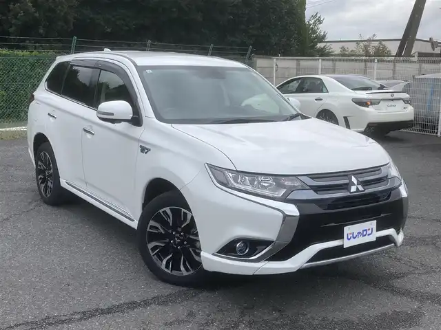 三菱 アウトランダー ＰＨＥＶ G ナビパッケージ 埼玉県 2015(平27)年 10.1万km シルキーホワイト (株)IDOMが運営する【じしゃロン鳩ヶ谷店】の自社ローン専用車両になりますこちらは現金またはオートローンご利用時の価格です。自社ローンご希望の方は別途その旨お申付け下さい/プラグインハイブリッド/4WD/純正SDナビ/純正フルセグTV/マルチアラウンドモニター/ACC(レーダークルーズコントロールシステム)/パワーバックドア/プッシュスタート/ETC/FCM(衝突被害軽減ブレーキシステム)/純正18インチAW/ハーフレザーシート/運転席パワーシート/前席シートヒーター/純正LEDヘッドライト/パドルシフト/革巻ステアリング/ステアリングヒーター/ウインカーミラー/フォグランプ