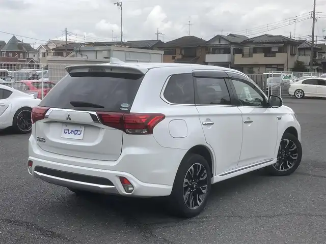 三菱 アウトランダー ＰＨＥＶ G ナビパッケージ 埼玉県 2015(平27)年 10.1万km シルキーホワイト (株)IDOMが運営する【じしゃロン鳩ヶ谷店】の自社ローン専用車両になりますこちらは現金またはオートローンご利用時の価格です。自社ローンご希望の方は別途その旨お申付け下さい/プラグインハイブリッド/4WD/純正SDナビ/純正フルセグTV/マルチアラウンドモニター/ACC(レーダークルーズコントロールシステム)/パワーバックドア/プッシュスタート/ETC/FCM(衝突被害軽減ブレーキシステム)/純正18インチAW/ハーフレザーシート/運転席パワーシート/前席シートヒーター/純正LEDヘッドライト/パドルシフト/革巻ステアリング/ステアリングヒーター/ウインカーミラー/フォグランプ