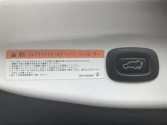 三菱 アウトランダー ＰＨＥＶ G ナビパッケージ 埼玉県 2015(平27)年 10.1万km シルキーホワイト (株)IDOMが運営する【じしゃロン鳩ヶ谷店】の自社ローン専用車両になりますこちらは現金またはオートローンご利用時の価格です。自社ローンご希望の方は別途その旨お申付け下さい/プラグインハイブリッド/4WD/純正SDナビ/純正フルセグTV/マルチアラウンドモニター/ACC(レーダークルーズコントロールシステム)/パワーバックドア/プッシュスタート/ETC/FCM(衝突被害軽減ブレーキシステム)/純正18インチAW/ハーフレザーシート/運転席パワーシート/前席シートヒーター/純正LEDヘッドライト/パドルシフト/革巻ステアリング/ステアリングヒーター/ウインカーミラー/フォグランプ