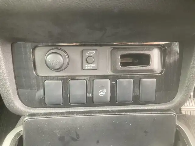 三菱 アウトランダー ＰＨＥＶ G ナビパッケージ 埼玉県 2015(平27)年 10.1万km シルキーホワイト (株)IDOMが運営する【じしゃロン鳩ヶ谷店】の自社ローン専用車両になりますこちらは現金またはオートローンご利用時の価格です。自社ローンご希望の方は別途その旨お申付け下さい/プラグインハイブリッド/4WD/純正SDナビ/純正フルセグTV/マルチアラウンドモニター/ACC(レーダークルーズコントロールシステム)/パワーバックドア/プッシュスタート/ETC/FCM(衝突被害軽減ブレーキシステム)/純正18インチAW/ハーフレザーシート/運転席パワーシート/前席シートヒーター/純正LEDヘッドライト/パドルシフト/革巻ステアリング/ステアリングヒーター/ウインカーミラー/フォグランプ