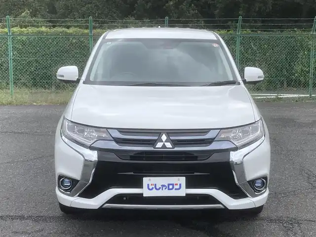 三菱 アウトランダー ＰＨＥＶ G ナビパッケージ 埼玉県 2015(平27)年 10.1万km シルキーホワイト (株)IDOMが運営する【じしゃロン鳩ヶ谷店】の自社ローン専用車両になりますこちらは現金またはオートローンご利用時の価格です。自社ローンご希望の方は別途その旨お申付け下さい/プラグインハイブリッド/4WD/純正SDナビ/純正フルセグTV/マルチアラウンドモニター/ACC(レーダークルーズコントロールシステム)/パワーバックドア/プッシュスタート/ETC/FCM(衝突被害軽減ブレーキシステム)/純正18インチAW/ハーフレザーシート/運転席パワーシート/前席シートヒーター/純正LEDヘッドライト/パドルシフト/革巻ステアリング/ステアリングヒーター/ウインカーミラー/フォグランプ