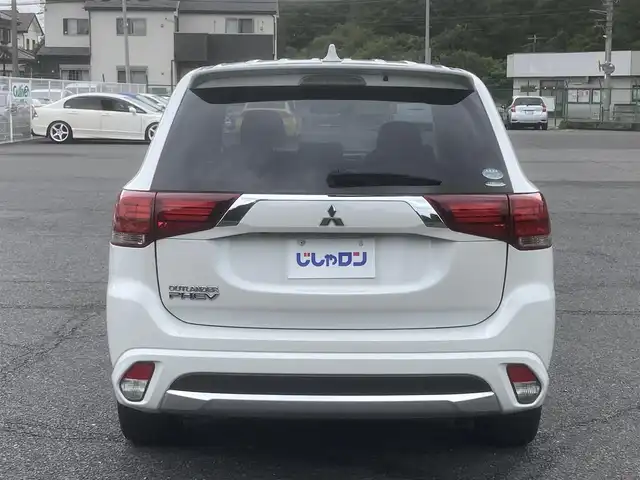 三菱 アウトランダー ＰＨＥＶ G ナビパッケージ 埼玉県 2015(平27)年 10.1万km シルキーホワイト (株)IDOMが運営する【じしゃロン鳩ヶ谷店】の自社ローン専用車両になりますこちらは現金またはオートローンご利用時の価格です。自社ローンご希望の方は別途その旨お申付け下さい/プラグインハイブリッド/4WD/純正SDナビ/純正フルセグTV/マルチアラウンドモニター/ACC(レーダークルーズコントロールシステム)/パワーバックドア/プッシュスタート/ETC/FCM(衝突被害軽減ブレーキシステム)/純正18インチAW/ハーフレザーシート/運転席パワーシート/前席シートヒーター/純正LEDヘッドライト/パドルシフト/革巻ステアリング/ステアリングヒーター/ウインカーミラー/フォグランプ