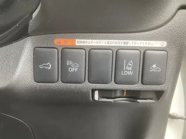 三菱 アウトランダー ＰＨＥＶ G ナビパッケージ 埼玉県 2015(平27)年 10.1万km シルキーホワイト (株)IDOMが運営する【じしゃロン鳩ヶ谷店】の自社ローン専用車両になりますこちらは現金またはオートローンご利用時の価格です。自社ローンご希望の方は別途その旨お申付け下さい/プラグインハイブリッド/4WD/純正SDナビ/純正フルセグTV/マルチアラウンドモニター/ACC(レーダークルーズコントロールシステム)/パワーバックドア/プッシュスタート/ETC/FCM(衝突被害軽減ブレーキシステム)/純正18インチAW/ハーフレザーシート/運転席パワーシート/前席シートヒーター/純正LEDヘッドライト/パドルシフト/革巻ステアリング/ステアリングヒーター/ウインカーミラー/フォグランプ