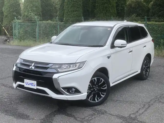 三菱 アウトランダー ＰＨＥＶ G ナビパッケージ 埼玉県 2015(平27)年 10.1万km シルキーホワイト (株)IDOMが運営する【じしゃロン鳩ヶ谷店】の自社ローン専用車両になりますこちらは現金またはオートローンご利用時の価格です。自社ローンご希望の方は別途その旨お申付け下さい/プラグインハイブリッド/4WD/純正SDナビ/純正フルセグTV/マルチアラウンドモニター/ACC(レーダークルーズコントロールシステム)/パワーバックドア/プッシュスタート/ETC/FCM(衝突被害軽減ブレーキシステム)/純正18インチAW/ハーフレザーシート/運転席パワーシート/前席シートヒーター/純正LEDヘッドライト/パドルシフト/革巻ステアリング/ステアリングヒーター/ウインカーミラー/フォグランプ