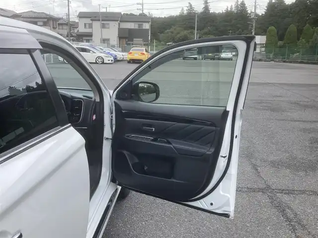 三菱 アウトランダー ＰＨＥＶ G ナビパッケージ 埼玉県 2015(平27)年 10.1万km シルキーホワイト (株)IDOMが運営する【じしゃロン鳩ヶ谷店】の自社ローン専用車両になりますこちらは現金またはオートローンご利用時の価格です。自社ローンご希望の方は別途その旨お申付け下さい/プラグインハイブリッド/4WD/純正SDナビ/純正フルセグTV/マルチアラウンドモニター/ACC(レーダークルーズコントロールシステム)/パワーバックドア/プッシュスタート/ETC/FCM(衝突被害軽減ブレーキシステム)/純正18インチAW/ハーフレザーシート/運転席パワーシート/前席シートヒーター/純正LEDヘッドライト/パドルシフト/革巻ステアリング/ステアリングヒーター/ウインカーミラー/フォグランプ