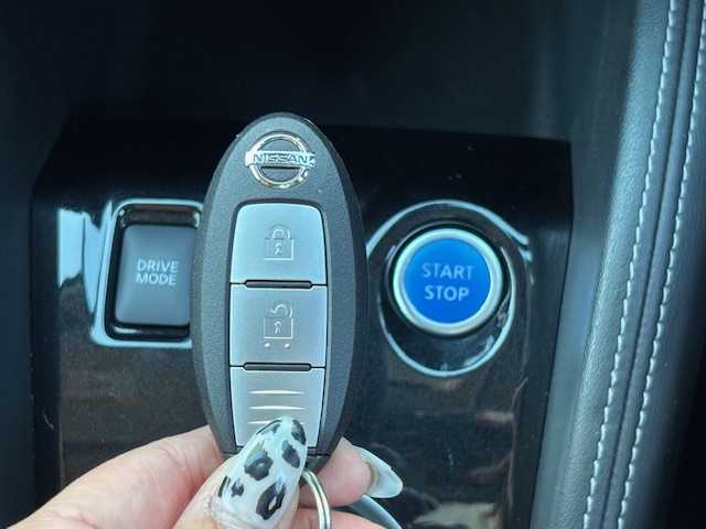 日産 キックス X ツートーンインテリアED 宮城県 2020(令2)年 4.4万km ラディアントレッド/ピュアブラック 2トーン 登録時走行距離43473km/純正SDナビ/AM・FM・Bluetooth・CD・DVD・TV/クリアランスソナー/プロパイロット/インテリジェントルームミラー/ハンドルヒーター/アラウンドビューモニター/ハンドルヒーター/ETC/ドライブレコーダー/e-Power/センターコンソール/AUTOHOLD機能/フォグランプ/ヘッドライトイベライザー/ドアバイザー/電動格納ミラー/純正LEDヘッドライト