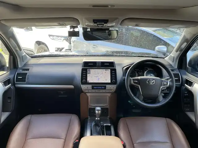 トヨタ ランドクルーザー プラド TX-L 70thアニバーサリーLTD 東京都 2022(令4)年 1.5万km アティチュードブラックマイカ ワンオーナー/サンルーフ/4WD/ターボ/メーカーディスプレイオーディオTコネクトナビキッド/ (Bluetooth/Mira Cast/USB)/パノラミックビューモニター/ブラインドスポットモニター/リアクロストラフィックアラート/ブラックラダータイプルーフレール/前後ドライブレコーダー/ビルトインETC2.0/サドルタン革シート/前席パワーシート/前席シートヒーター/エアシート/TOYOTA Safety Sense/・レーダークルーズ コントロール/・プリクラッシュセーフティ/・レーントレーシングアシスト/・レーンディパーチャーアラート/・ロードサインアシスト/・先行車発進告知機能/・オートマチックハイビーム/ダウンヒルアシストコントロール/横滑り防止装置/スマートキー/純正18インチアルミホイール/純正LEDヘッドライト/カーテンエアバック/スペアキー1本/保証書/取扱説明書