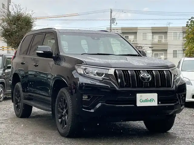 トヨタ ランドクルーザー プラド TX-L 70thアニバーサリーLTD 東京都 2022(令4)年 1.5万km アティチュードブラックマイカ ワンオーナー/サンルーフ/4WD/ターボ/メーカーディスプレイオーディオTコネクトナビキッド/ (Bluetooth/Mira Cast/USB)/パノラミックビューモニター/ブラインドスポットモニター/リアクロストラフィックアラート/ブラックラダータイプルーフレール/前後ドライブレコーダー/ビルトインETC2.0/サドルタン革シート/前席パワーシート/前席シートヒーター/エアシート/TOYOTA Safety Sense/・レーダークルーズ コントロール/・プリクラッシュセーフティ/・レーントレーシングアシスト/・レーンディパーチャーアラート/・ロードサインアシスト/・先行車発進告知機能/・オートマチックハイビーム/ダウンヒルアシストコントロール/横滑り防止装置/スマートキー/純正18インチアルミホイール/純正LEDヘッドライト/カーテンエアバック/スペアキー1本/保証書/取扱説明書