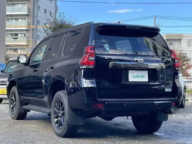 トヨタ ランドクルーザー プラド TX-L 70thアニバーサリーLTD 東京都 2022(令4)年 1.5万km アティチュードブラックマイカ ワンオーナー/サンルーフ/4WD/ターボ/メーカーディスプレイオーディオTコネクトナビキッド/ (Bluetooth/Mira Cast/USB)/パノラミックビューモニター/ブラインドスポットモニター/リアクロストラフィックアラート/ブラックラダータイプルーフレール/前後ドライブレコーダー/ビルトインETC2.0/サドルタン革シート/前席パワーシート/前席シートヒーター/エアシート/TOYOTA Safety Sense/・レーダークルーズ コントロール/・プリクラッシュセーフティ/・レーントレーシングアシスト/・レーンディパーチャーアラート/・ロードサインアシスト/・先行車発進告知機能/・オートマチックハイビーム/ダウンヒルアシストコントロール/横滑り防止装置/スマートキー/純正18インチアルミホイール/純正LEDヘッドライト/カーテンエアバック/スペアキー1本/保証書/取扱説明書
