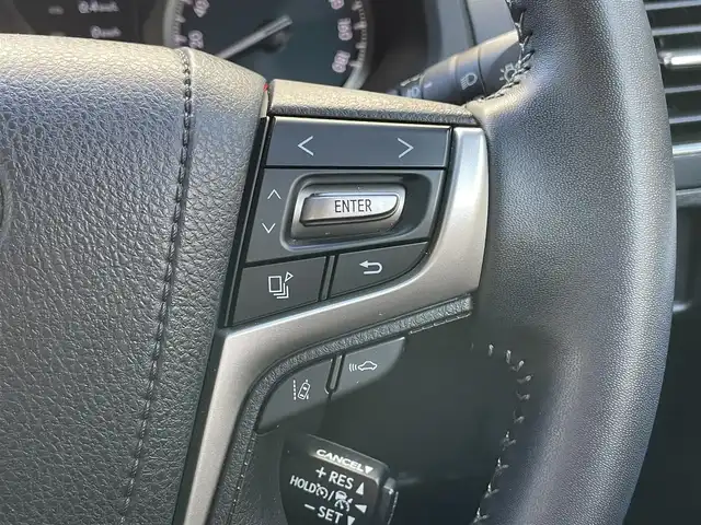 トヨタ ランドクルーザー プラド TX-L 70thアニバーサリーLTD 東京都 2022(令4)年 1.5万km アティチュードブラックマイカ ワンオーナー/サンルーフ/4WD/ターボ/メーカーディスプレイオーディオTコネクトナビキッド/ (Bluetooth/Mira Cast/USB)/パノラミックビューモニター/ブラインドスポットモニター/リアクロストラフィックアラート/ブラックラダータイプルーフレール/前後ドライブレコーダー/ビルトインETC2.0/サドルタン革シート/前席パワーシート/前席シートヒーター/エアシート/TOYOTA Safety Sense/・レーダークルーズ コントロール/・プリクラッシュセーフティ/・レーントレーシングアシスト/・レーンディパーチャーアラート/・ロードサインアシスト/・先行車発進告知機能/・オートマチックハイビーム/ダウンヒルアシストコントロール/横滑り防止装置/スマートキー/純正18インチアルミホイール/純正LEDヘッドライト/カーテンエアバック/スペアキー1本/保証書/取扱説明書