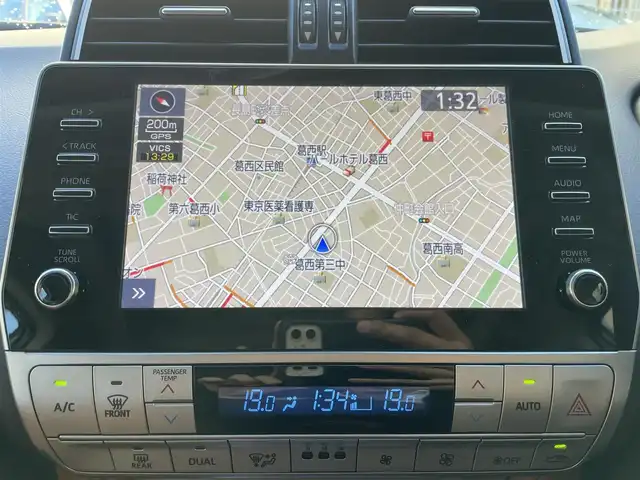 トヨタ ランドクルーザー プラド TX-L 70thアニバーサリーLTD 東京都 2022(令4)年 1.5万km アティチュードブラックマイカ ワンオーナー/サンルーフ/4WD/ターボ/メーカーディスプレイオーディオTコネクトナビキッド/ (Bluetooth/Mira Cast/USB)/パノラミックビューモニター/ブラインドスポットモニター/リアクロストラフィックアラート/ブラックラダータイプルーフレール/前後ドライブレコーダー/ビルトインETC2.0/サドルタン革シート/前席パワーシート/前席シートヒーター/エアシート/TOYOTA Safety Sense/・レーダークルーズ コントロール/・プリクラッシュセーフティ/・レーントレーシングアシスト/・レーンディパーチャーアラート/・ロードサインアシスト/・先行車発進告知機能/・オートマチックハイビーム/ダウンヒルアシストコントロール/横滑り防止装置/スマートキー/純正18インチアルミホイール/純正LEDヘッドライト/カーテンエアバック/スペアキー1本/保証書/取扱説明書