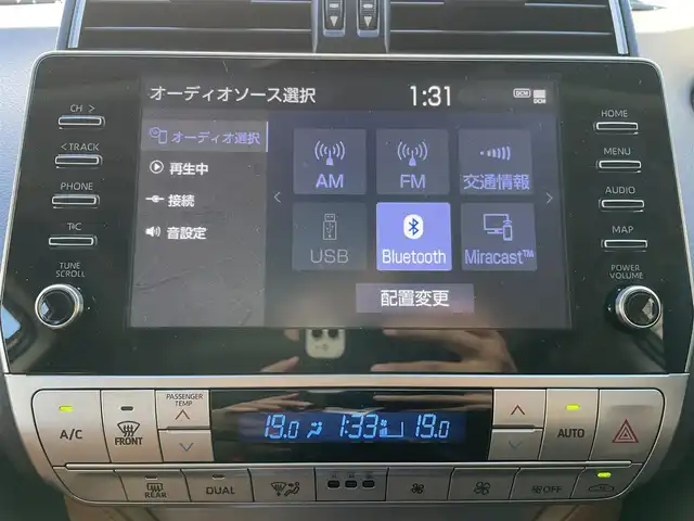 トヨタ ランドクルーザー プラド TX-L 70thアニバーサリーLTD 東京都 2022(令4)年 1.5万km アティチュードブラックマイカ ワンオーナー/サンルーフ/4WD/ターボ/メーカーディスプレイオーディオTコネクトナビキッド/ (Bluetooth/Mira Cast/USB)/パノラミックビューモニター/ブラインドスポットモニター/リアクロストラフィックアラート/ブラックラダータイプルーフレール/前後ドライブレコーダー/ビルトインETC2.0/サドルタン革シート/前席パワーシート/前席シートヒーター/エアシート/TOYOTA Safety Sense/・レーダークルーズ コントロール/・プリクラッシュセーフティ/・レーントレーシングアシスト/・レーンディパーチャーアラート/・ロードサインアシスト/・先行車発進告知機能/・オートマチックハイビーム/ダウンヒルアシストコントロール/横滑り防止装置/スマートキー/純正18インチアルミホイール/純正LEDヘッドライト/カーテンエアバック/スペアキー1本/保証書/取扱説明書