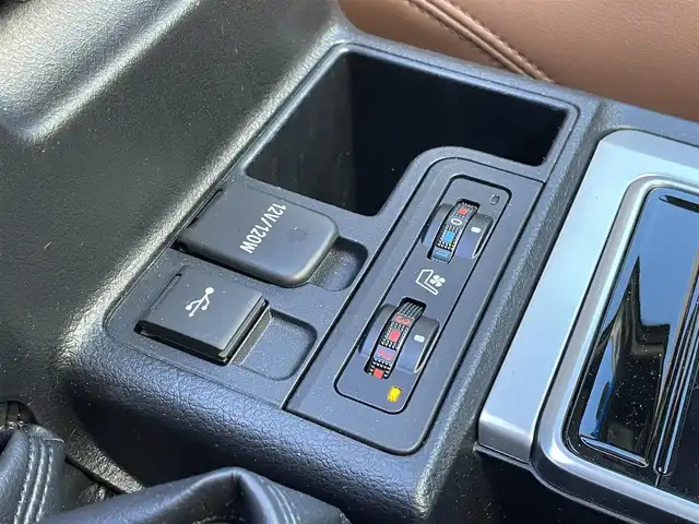 トヨタ ランドクルーザー プラド TX-L 70thアニバーサリーLTD 東京都 2022(令4)年 1.5万km アティチュードブラックマイカ ワンオーナー/サンルーフ/4WD/ターボ/メーカーディスプレイオーディオTコネクトナビキッド/ (Bluetooth/Mira Cast/USB)/パノラミックビューモニター/ブラインドスポットモニター/リアクロストラフィックアラート/ブラックラダータイプルーフレール/前後ドライブレコーダー/ビルトインETC2.0/サドルタン革シート/前席パワーシート/前席シートヒーター/エアシート/TOYOTA Safety Sense/・レーダークルーズ コントロール/・プリクラッシュセーフティ/・レーントレーシングアシスト/・レーンディパーチャーアラート/・ロードサインアシスト/・先行車発進告知機能/・オートマチックハイビーム/ダウンヒルアシストコントロール/横滑り防止装置/スマートキー/純正18インチアルミホイール/純正LEDヘッドライト/カーテンエアバック/スペアキー1本/保証書/取扱説明書