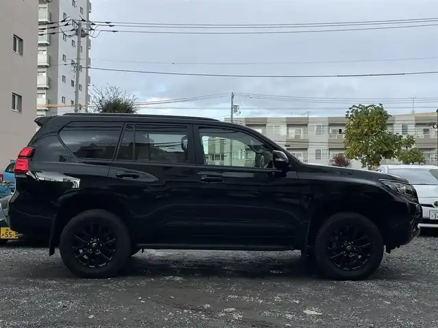 トヨタ ランドクルーザー プラド TX-L 70thアニバーサリーLTD 東京都 2022(令4)年 1.5万km アティチュードブラックマイカ ワンオーナー/サンルーフ/4WD/ターボ/メーカーディスプレイオーディオTコネクトナビキッド/ (Bluetooth/Mira Cast/USB)/パノラミックビューモニター/ブラインドスポットモニター/リアクロストラフィックアラート/ブラックラダータイプルーフレール/前後ドライブレコーダー/ビルトインETC2.0/サドルタン革シート/前席パワーシート/前席シートヒーター/エアシート/TOYOTA Safety Sense/・レーダークルーズ コントロール/・プリクラッシュセーフティ/・レーントレーシングアシスト/・レーンディパーチャーアラート/・ロードサインアシスト/・先行車発進告知機能/・オートマチックハイビーム/ダウンヒルアシストコントロール/横滑り防止装置/スマートキー/純正18インチアルミホイール/純正LEDヘッドライト/カーテンエアバック/スペアキー1本/保証書/取扱説明書