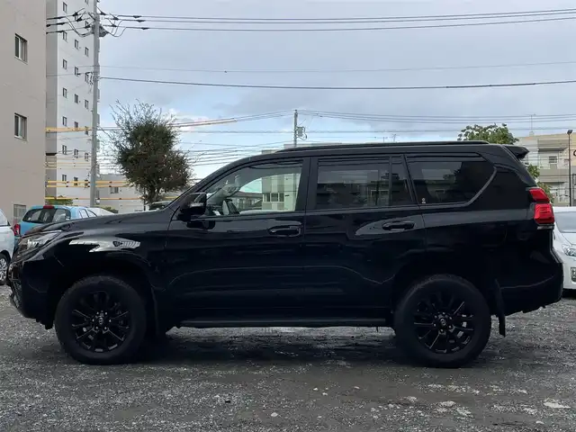 トヨタ ランドクルーザー プラド TX-L 70thアニバーサリーLTD 東京都 2022(令4)年 1.5万km アティチュードブラックマイカ ワンオーナー/サンルーフ/4WD/ターボ/メーカーディスプレイオーディオTコネクトナビキッド/ (Bluetooth/Mira Cast/USB)/パノラミックビューモニター/ブラインドスポットモニター/リアクロストラフィックアラート/ブラックラダータイプルーフレール/前後ドライブレコーダー/ビルトインETC2.0/サドルタン革シート/前席パワーシート/前席シートヒーター/エアシート/TOYOTA Safety Sense/・レーダークルーズ コントロール/・プリクラッシュセーフティ/・レーントレーシングアシスト/・レーンディパーチャーアラート/・ロードサインアシスト/・先行車発進告知機能/・オートマチックハイビーム/ダウンヒルアシストコントロール/横滑り防止装置/スマートキー/純正18インチアルミホイール/純正LEDヘッドライト/カーテンエアバック/スペアキー1本/保証書/取扱説明書