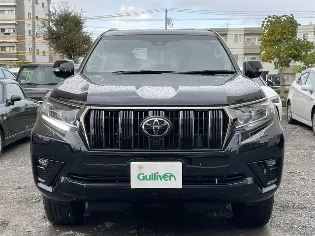 トヨタ ランドクルーザー プラド TX-L 70thアニバーサリーLTD 東京都 2022(令4)年 1.5万km アティチュードブラックマイカ ワンオーナー/サンルーフ/4WD/ターボ/メーカーディスプレイオーディオTコネクトナビキッド/ (Bluetooth/Mira Cast/USB)/パノラミックビューモニター/ブラインドスポットモニター/リアクロストラフィックアラート/ブラックラダータイプルーフレール/前後ドライブレコーダー/ビルトインETC2.0/サドルタン革シート/前席パワーシート/前席シートヒーター/エアシート/TOYOTA Safety Sense/・レーダークルーズ コントロール/・プリクラッシュセーフティ/・レーントレーシングアシスト/・レーンディパーチャーアラート/・ロードサインアシスト/・先行車発進告知機能/・オートマチックハイビーム/ダウンヒルアシストコントロール/横滑り防止装置/スマートキー/純正18インチアルミホイール/純正LEDヘッドライト/カーテンエアバック/スペアキー1本/保証書/取扱説明書