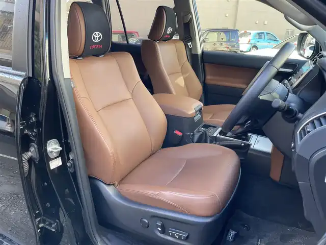 トヨタ ランドクルーザー プラド TX-L 70thアニバーサリーLTD 東京都 2022(令4)年 1.5万km アティチュードブラックマイカ ワンオーナー/サンルーフ/4WD/ターボ/メーカーディスプレイオーディオTコネクトナビキッド/ (Bluetooth/Mira Cast/USB)/パノラミックビューモニター/ブラインドスポットモニター/リアクロストラフィックアラート/ブラックラダータイプルーフレール/前後ドライブレコーダー/ビルトインETC2.0/サドルタン革シート/前席パワーシート/前席シートヒーター/エアシート/TOYOTA Safety Sense/・レーダークルーズ コントロール/・プリクラッシュセーフティ/・レーントレーシングアシスト/・レーンディパーチャーアラート/・ロードサインアシスト/・先行車発進告知機能/・オートマチックハイビーム/ダウンヒルアシストコントロール/横滑り防止装置/スマートキー/純正18インチアルミホイール/純正LEDヘッドライト/カーテンエアバック/スペアキー1本/保証書/取扱説明書