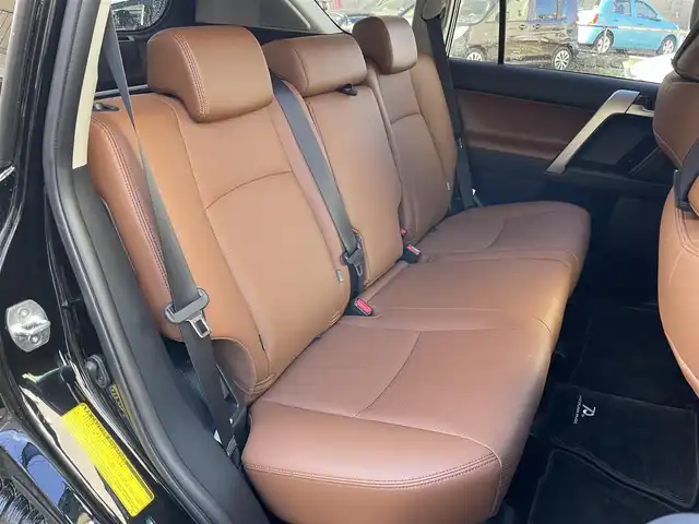 トヨタ ランドクルーザー プラド TX-L 70thアニバーサリーLTD 東京都 2022(令4)年 1.5万km アティチュードブラックマイカ ワンオーナー/サンルーフ/4WD/ターボ/メーカーディスプレイオーディオTコネクトナビキッド/ (Bluetooth/Mira Cast/USB)/パノラミックビューモニター/ブラインドスポットモニター/リアクロストラフィックアラート/ブラックラダータイプルーフレール/前後ドライブレコーダー/ビルトインETC2.0/サドルタン革シート/前席パワーシート/前席シートヒーター/エアシート/TOYOTA Safety Sense/・レーダークルーズ コントロール/・プリクラッシュセーフティ/・レーントレーシングアシスト/・レーンディパーチャーアラート/・ロードサインアシスト/・先行車発進告知機能/・オートマチックハイビーム/ダウンヒルアシストコントロール/横滑り防止装置/スマートキー/純正18インチアルミホイール/純正LEDヘッドライト/カーテンエアバック/スペアキー1本/保証書/取扱説明書