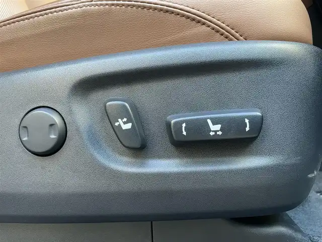 トヨタ ランドクルーザー プラド TX-L 70thアニバーサリーLTD 東京都 2022(令4)年 1.5万km アティチュードブラックマイカ ワンオーナー/サンルーフ/4WD/ターボ/メーカーディスプレイオーディオTコネクトナビキッド/ (Bluetooth/Mira Cast/USB)/パノラミックビューモニター/ブラインドスポットモニター/リアクロストラフィックアラート/ブラックラダータイプルーフレール/前後ドライブレコーダー/ビルトインETC2.0/サドルタン革シート/前席パワーシート/前席シートヒーター/エアシート/TOYOTA Safety Sense/・レーダークルーズ コントロール/・プリクラッシュセーフティ/・レーントレーシングアシスト/・レーンディパーチャーアラート/・ロードサインアシスト/・先行車発進告知機能/・オートマチックハイビーム/ダウンヒルアシストコントロール/横滑り防止装置/スマートキー/純正18インチアルミホイール/純正LEDヘッドライト/カーテンエアバック/スペアキー1本/保証書/取扱説明書