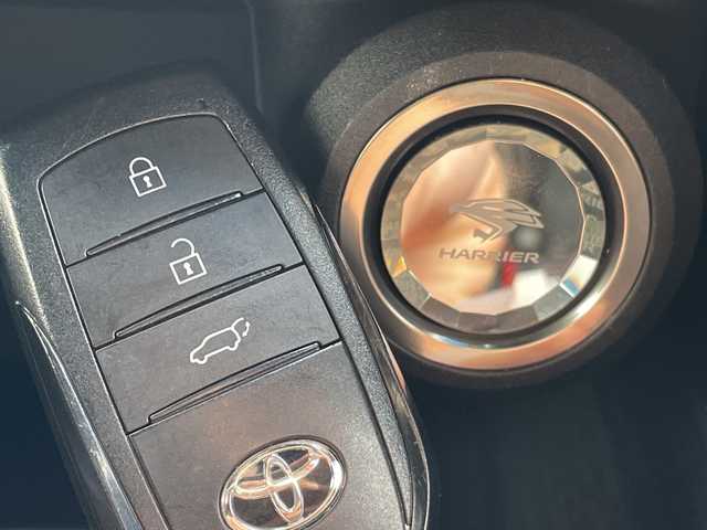 トヨタ ハリアー G 愛知県 2025(令7)年 1.2万km プラチナホワイトパールマイカ 純正12.4型ディスプレイオーディオナビ/レーダークルーズコントロール/バックカメラ/パワーシート/コーナーセンサー/アルミホイール/ETC2.0/ブラインドスポットモニター/LEDヘッドライト/インテリジェントミラー/オートマチックハイビーム/ドライブレコーダー/衝突軽減システム/フルセグ/Bluetooth/ステアリングスイッチ/スマートキー/プッシュスタート