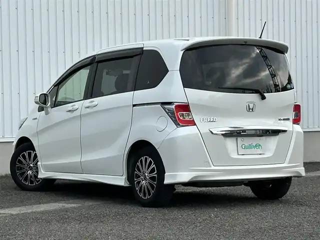 ホンダ フリード ハイブリット プレミアムエディション 熊本県 2016(平28)年 6.2万km ホワイトオーキッドパール 純正ナビ/・AM/FM/CD/DVD/・フルセグTV/・バックカメラ/後席フリップダウンモニター/クルーズコントロール/ドライブレコーダー/両側電動スライドドア/横滑り防止装置/ETC/革巻きステアリング/ステアリングスイッチ/革調シートカバー/オートライト/HIDヘッドライト/電動格納ミラー/プッシュスタート/スペアキー