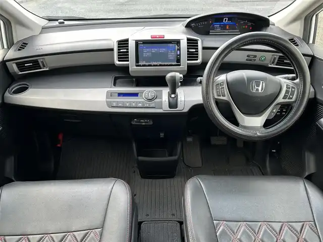 ホンダ フリード ハイブリット プレミアムエディション 熊本県 2016(平28)年 6.2万km ホワイトオーキッドパール 純正ナビ/・AM/FM/CD/DVD/・フルセグTV/・バックカメラ/後席フリップダウンモニター/クルーズコントロール/ドライブレコーダー/両側電動スライドドア/横滑り防止装置/ETC/革巻きステアリング/ステアリングスイッチ/革調シートカバー/オートライト/HIDヘッドライト/電動格納ミラー/プッシュスタート/スペアキー