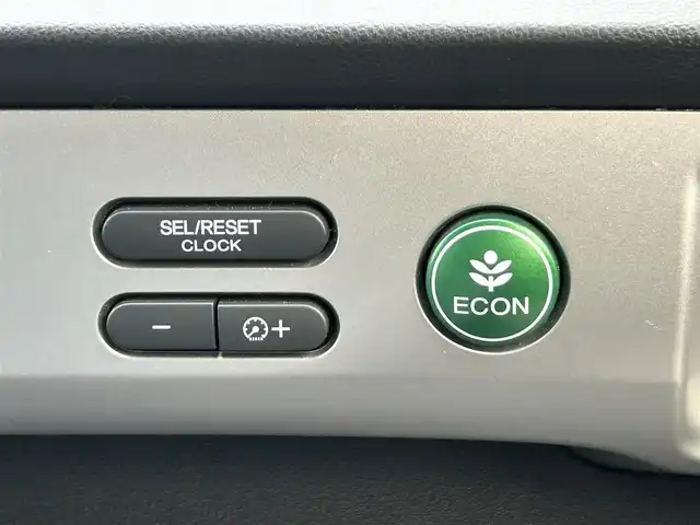 ホンダ フリード ハイブリット プレミアムエディション 熊本県 2016(平28)年 6.2万km ホワイトオーキッドパール 純正ナビ/・AM/FM/CD/DVD/・フルセグTV/・バックカメラ/後席フリップダウンモニター/クルーズコントロール/ドライブレコーダー/両側電動スライドドア/横滑り防止装置/ETC/革巻きステアリング/ステアリングスイッチ/革調シートカバー/オートライト/HIDヘッドライト/電動格納ミラー/プッシュスタート/スペアキー