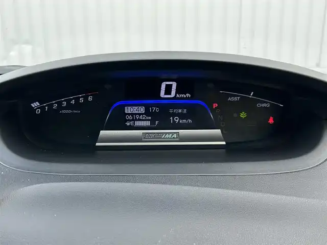 ホンダ フリード ハイブリット プレミアムエディション 熊本県 2016(平28)年 6.2万km ホワイトオーキッドパール 純正ナビ/・AM/FM/CD/DVD/・フルセグTV/・バックカメラ/後席フリップダウンモニター/クルーズコントロール/ドライブレコーダー/両側電動スライドドア/横滑り防止装置/ETC/革巻きステアリング/ステアリングスイッチ/革調シートカバー/オートライト/HIDヘッドライト/電動格納ミラー/プッシュスタート/スペアキー