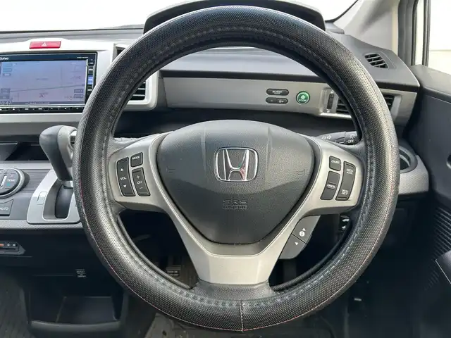 ホンダ フリード ハイブリット プレミアムエディション 熊本県 2016(平28)年 6.2万km ホワイトオーキッドパール 純正ナビ/・AM/FM/CD/DVD/・フルセグTV/・バックカメラ/後席フリップダウンモニター/クルーズコントロール/ドライブレコーダー/両側電動スライドドア/横滑り防止装置/ETC/革巻きステアリング/ステアリングスイッチ/革調シートカバー/オートライト/HIDヘッドライト/電動格納ミラー/プッシュスタート/スペアキー