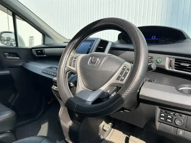 ホンダ フリード ハイブリット プレミアムエディション 熊本県 2016(平28)年 6.2万km ホワイトオーキッドパール 純正ナビ/・AM/FM/CD/DVD/・フルセグTV/・バックカメラ/後席フリップダウンモニター/クルーズコントロール/ドライブレコーダー/両側電動スライドドア/横滑り防止装置/ETC/革巻きステアリング/ステアリングスイッチ/革調シートカバー/オートライト/HIDヘッドライト/電動格納ミラー/プッシュスタート/スペアキー