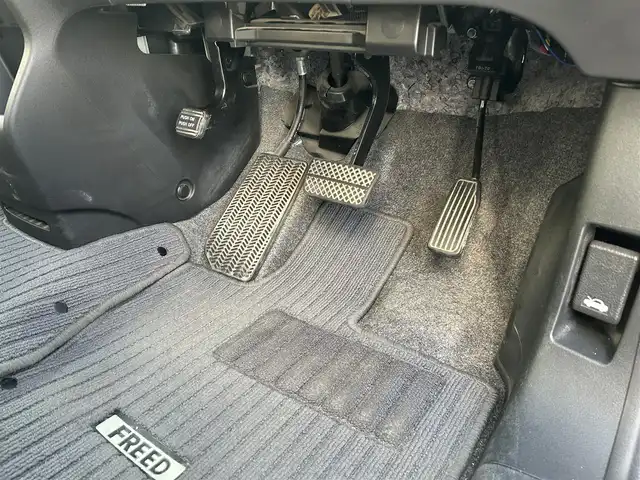 ホンダ フリード ハイブリット プレミアムエディション 熊本県 2016(平28)年 6.2万km ホワイトオーキッドパール 純正ナビ/・AM/FM/CD/DVD/・フルセグTV/・バックカメラ/後席フリップダウンモニター/クルーズコントロール/ドライブレコーダー/両側電動スライドドア/横滑り防止装置/ETC/革巻きステアリング/ステアリングスイッチ/革調シートカバー/オートライト/HIDヘッドライト/電動格納ミラー/プッシュスタート/スペアキー