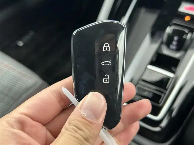 フォルクスワーゲン ＶＷ ゴルフ ＧＴＩ 千葉県 2025(令7)年 0.4万km 黒 禁煙/ワンオーナー/2.0LTSIターボエンジン/7速DSGトランスミッション/パドルシフト/アダプティブシャシーコントロール”DCC”/GTI専用ファブリックシート/ヘッドアップディスプレイ/GTI専用レザーマルチファンクションステアリングホイール/ステアリングヒーター/コネクティビティ機能“App-Connect”/アラウンドビューカメラ“Area View”/アダプティブクルーズコントロール”ACC”/イルミネーション付きエンブレム/ETC2.0