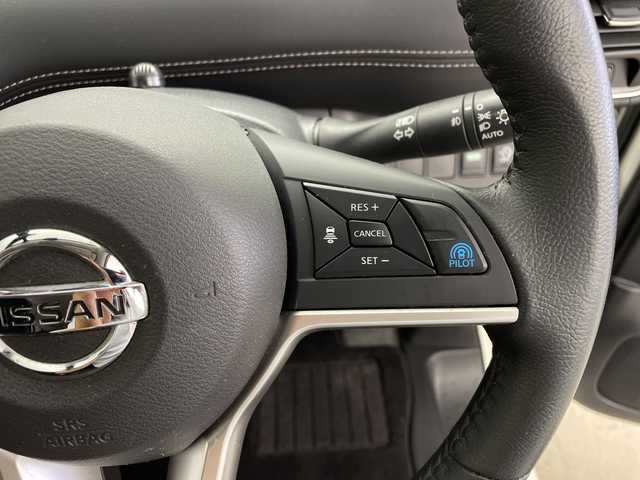 日産 セレナ 鹿児島県 2017(平29)年 9.6万km ブリリアントホワイトパール プロパイロット/純正ナビ/全方位カメラ/Bluetooth/フルセグTV/CD/DVD再生/両側パワースライドドア/自動駐車/追従式クルーズコントロール/純正16インチアルミホイール/LEDヘッドライト/オートライト/フォグランプ/レーンキープアシスト/ドライブレコーダー/衝突軽減システム/新車保証書/取扱説明書