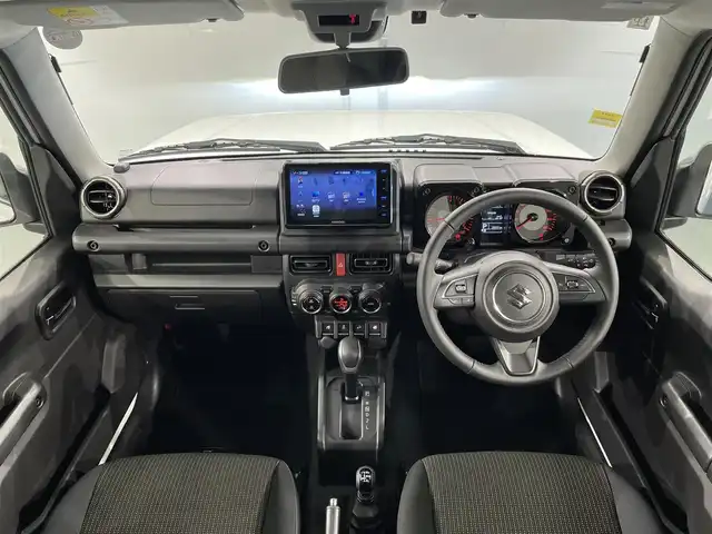スズキ ジムニー シエラ JC 愛知県 2023(令5)年 2.9万km ピュアホワイトP 9インチナビ/（Bluetooth/AM/FM/フルセグTV/Carplay）/衝突軽減ブレーキ/ビルトインETC/シートヒーター/LEDヘッドライト/バックカメラ/クルーズコントロール/レーンキープアシスト/プッシュスタートボタン/スマートキー/純正15インチAW/純正フロアマット