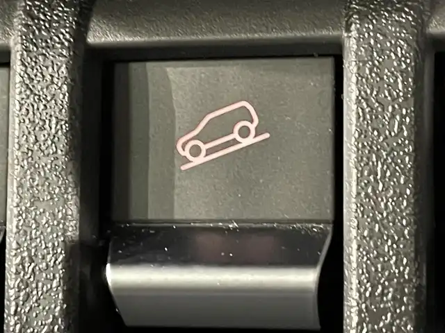 スズキ ジムニー シエラ JC 愛知県 2023(令5)年 2.9万km ピュアホワイトP 9インチナビ/（Bluetooth/AM/FM/フルセグTV/Carplay）/衝突軽減ブレーキ/ビルトインETC/シートヒーター/LEDヘッドライト/バックカメラ/クルーズコントロール/レーンキープアシスト/プッシュスタートボタン/スマートキー/純正15インチAW/純正フロアマット