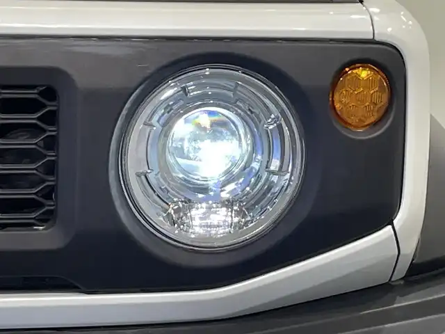 スズキ ジムニー シエラ JC 愛知県 2023(令5)年 2.9万km ピュアホワイトP 9インチナビ/（Bluetooth/AM/FM/フルセグTV/Carplay）/衝突軽減ブレーキ/ビルトインETC/シートヒーター/LEDヘッドライト/バックカメラ/クルーズコントロール/レーンキープアシスト/プッシュスタートボタン/スマートキー/純正15インチAW/純正フロアマット