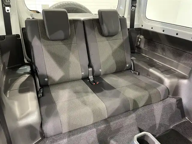 スズキ ジムニー シエラ JC 愛知県 2023(令5)年 2.9万km ピュアホワイトP 9インチナビ/（Bluetooth/AM/FM/フルセグTV/Carplay）/衝突軽減ブレーキ/ビルトインETC/シートヒーター/LEDヘッドライト/バックカメラ/クルーズコントロール/レーンキープアシスト/プッシュスタートボタン/スマートキー/純正15インチAW/純正フロアマット